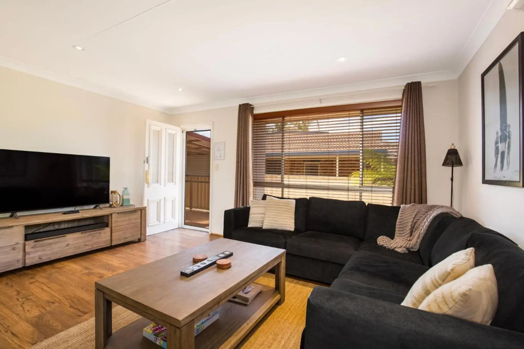 Sunbaker Beach House - 4 Mins to Beach - Pet Friendly with Fire Pit