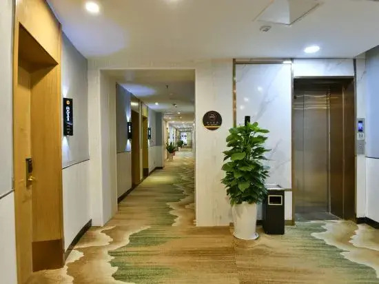 Super 8 Preferred Hotel (East High-speed Railway Station Economic Development First Street)