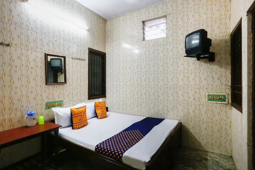 Ams Guest House by OYO Rooms