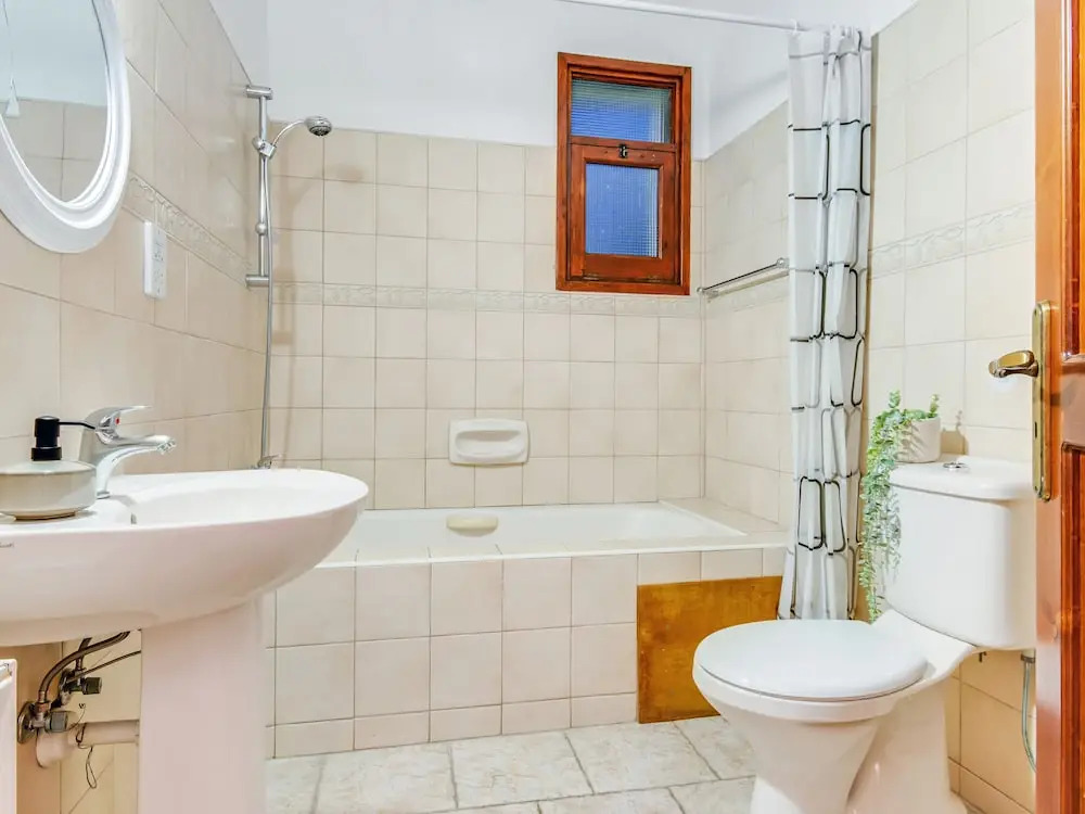 Spacious 7-bdr Villa With Pool & Sea View