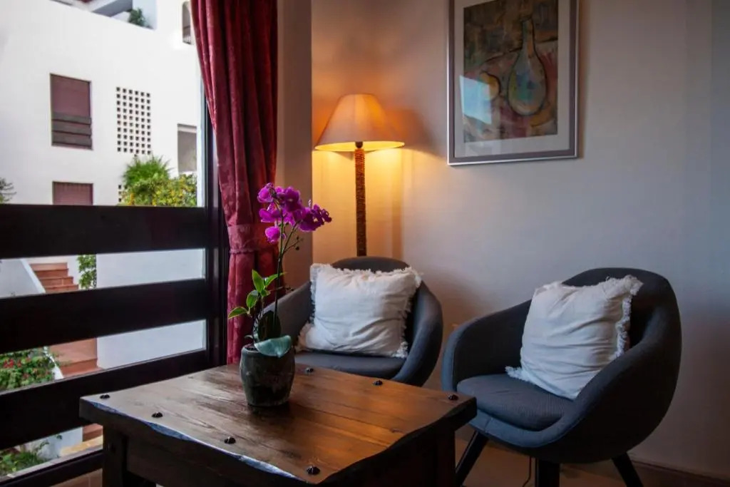 La Buena Vida Holiday Homes - Luxury, modern & spacious, 2 bedroom duplex, townhouse with full kitchen, and three pools in the community, 3 min drive or 13 min walk to Puerto Banus