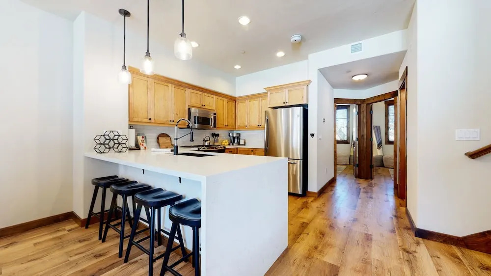 Woodwinds 1265 Luxury Townhouse, Private Hot Tub, 2 Car Garage by RedAwning