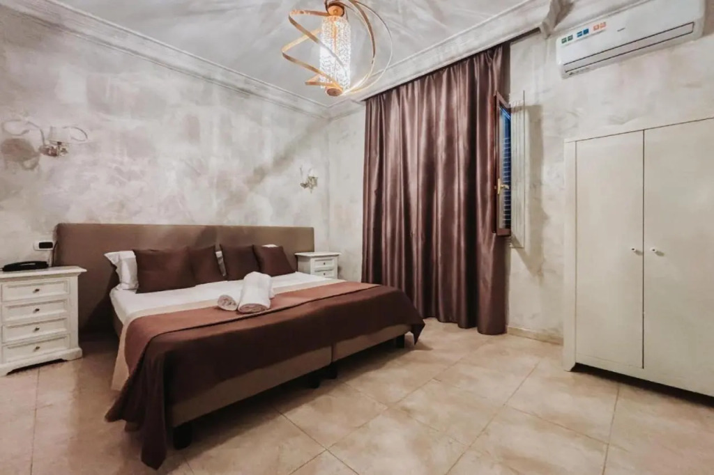 Bee Queen Hotel