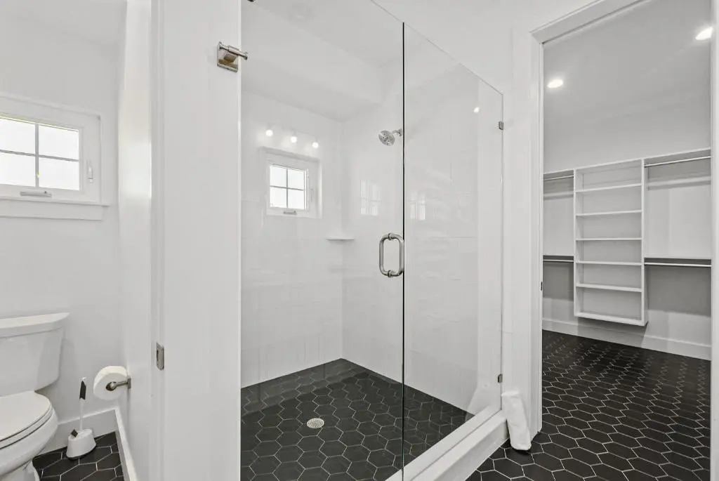 Endless Summer Oasis- Luxury 5br, heated pool, elevator, steps to ocean!