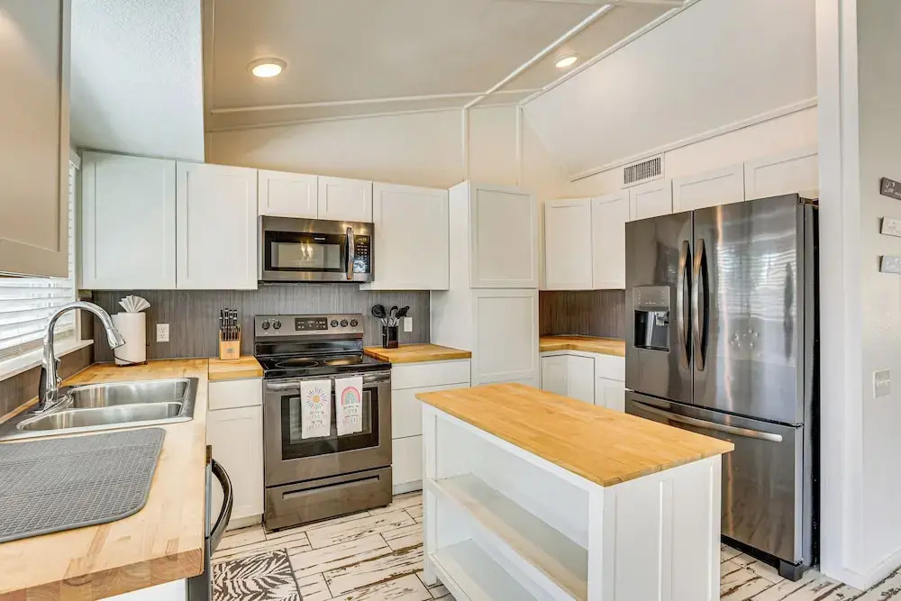 Welcoming Group Getaway w/ Pool & Patio in Peoria!