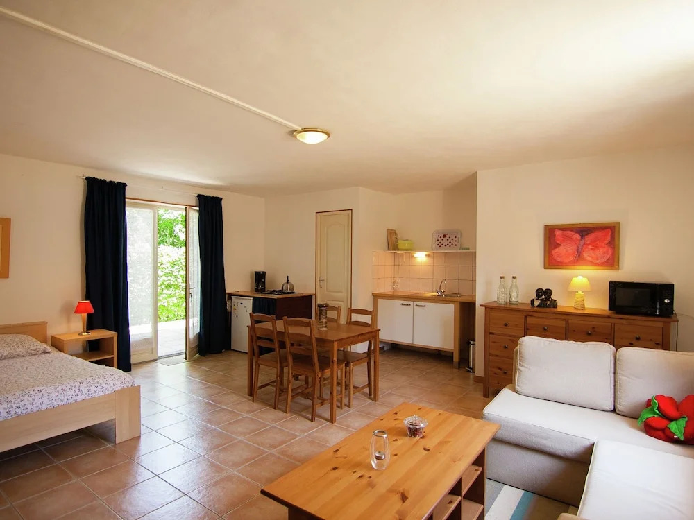 Charming Cottage with Pool in Vezac South of France