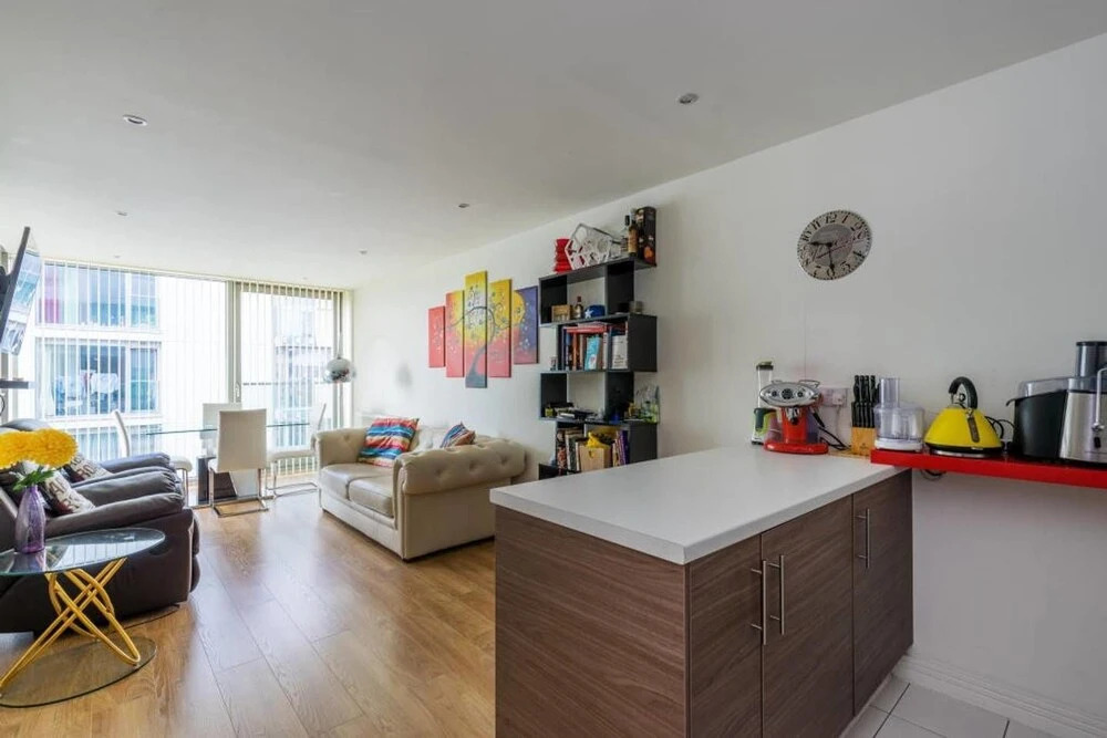 Stunning 2BR Home In Tottenham Hale W/balcony