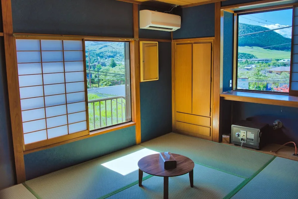 root hakone Bar & Guesthouse