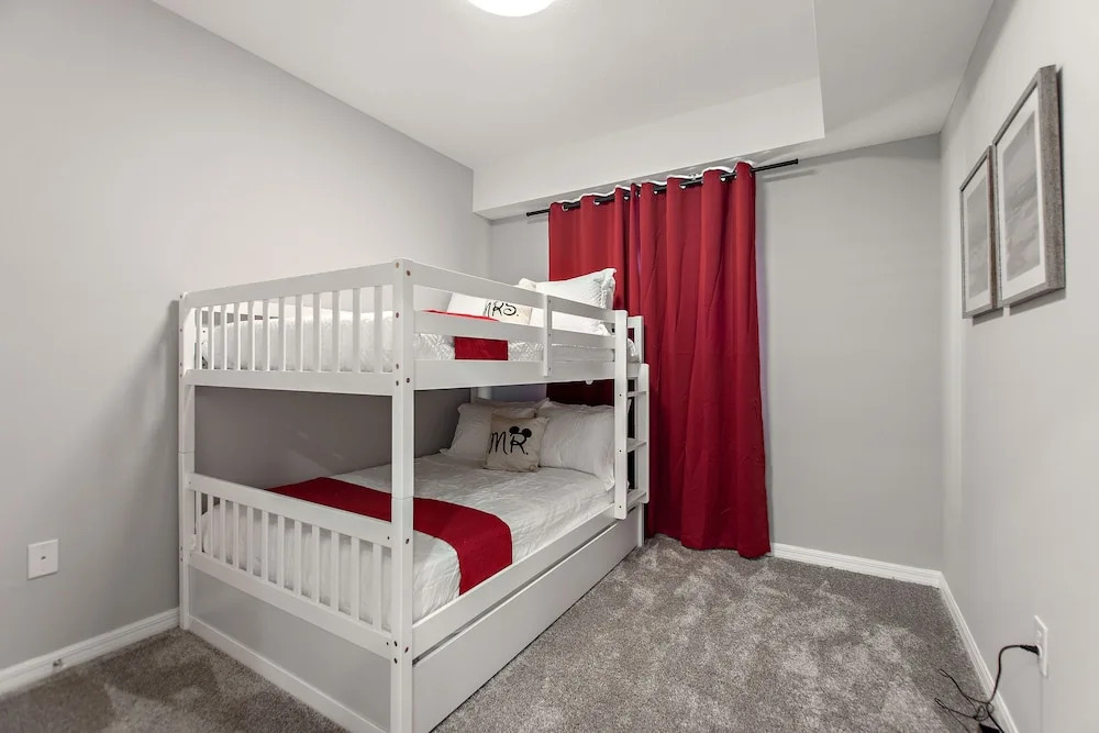 Sweet Suite Sleeps 6 Storey Lake by Shine Villas apts