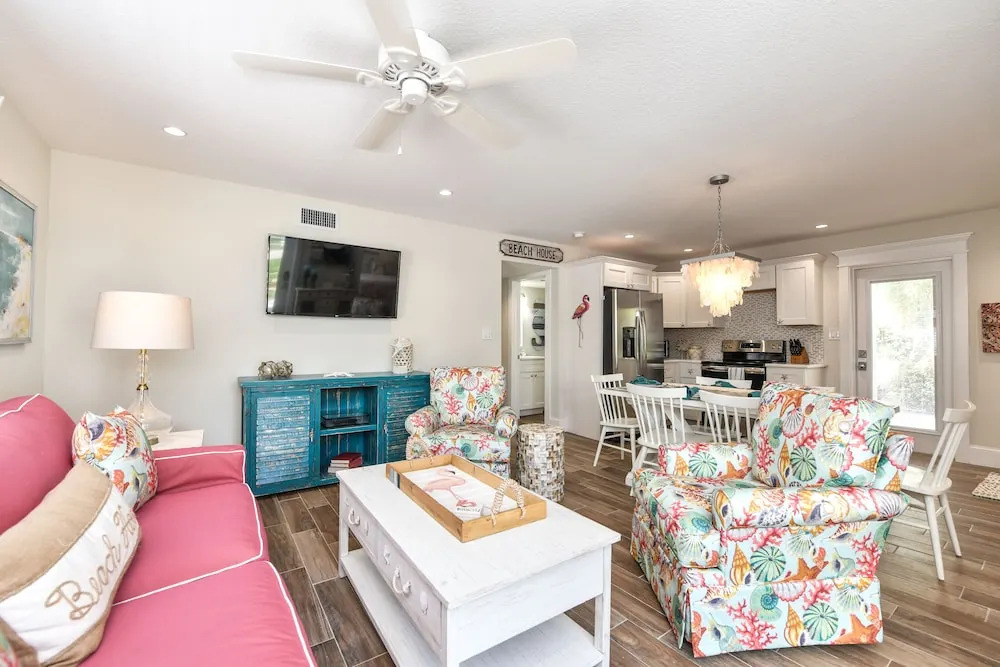 Sea Breeze - Pet Friendly, Located in Siesta Key Village, Steps to Siesta Key Beach