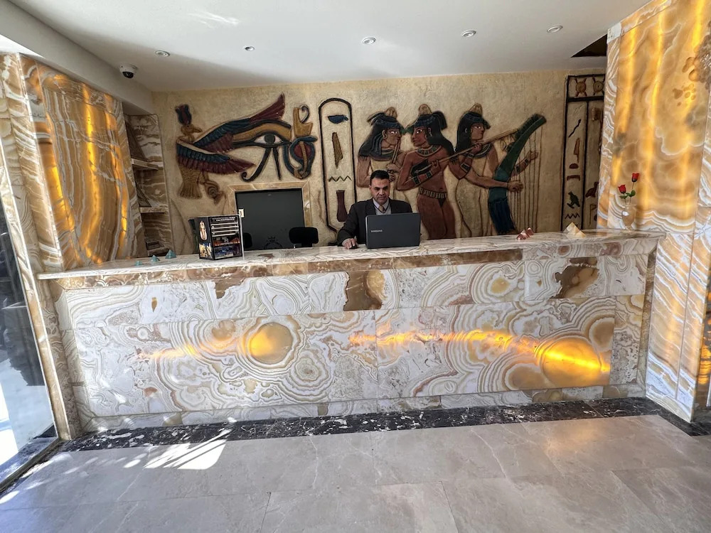 Cheristo pyramids view inn