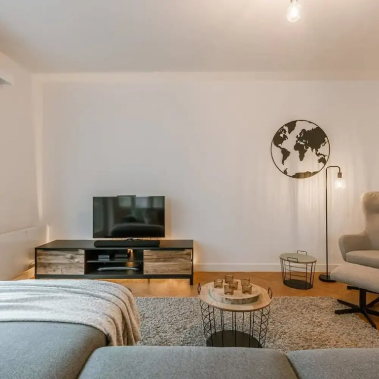 Centrally Located Modern Apartment With Parking