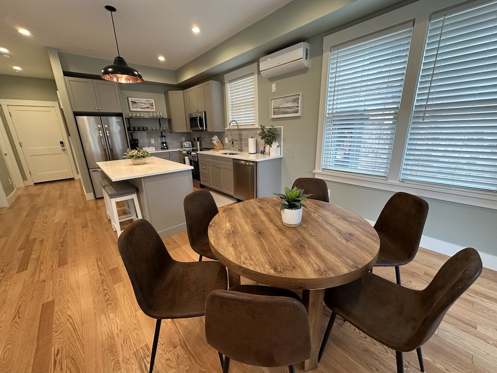 Brand New! 2 Bed W/ Private Deck 2 Bedroom Apts