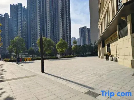 Tiantian Youxi Hotel (Zhengzhou Zhengshang Apartment Mingzhu Fengzhuang Metro Station Branch)