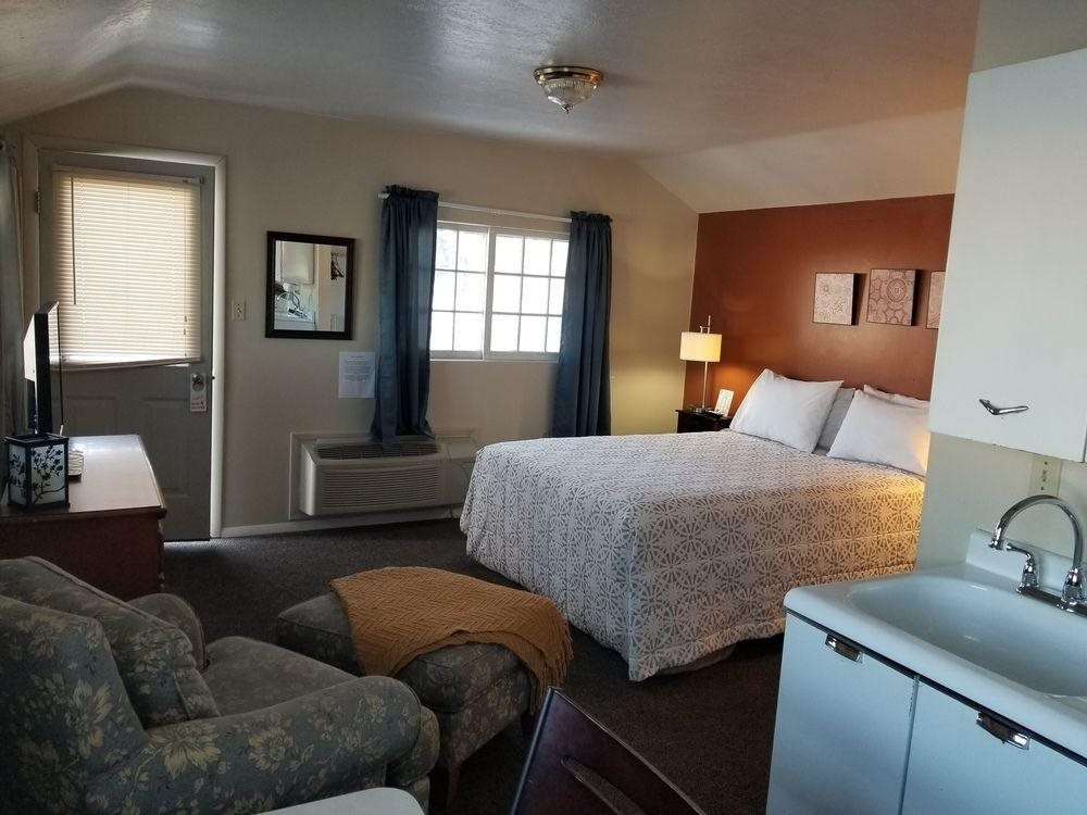 Lamplighter Cabins & Suites