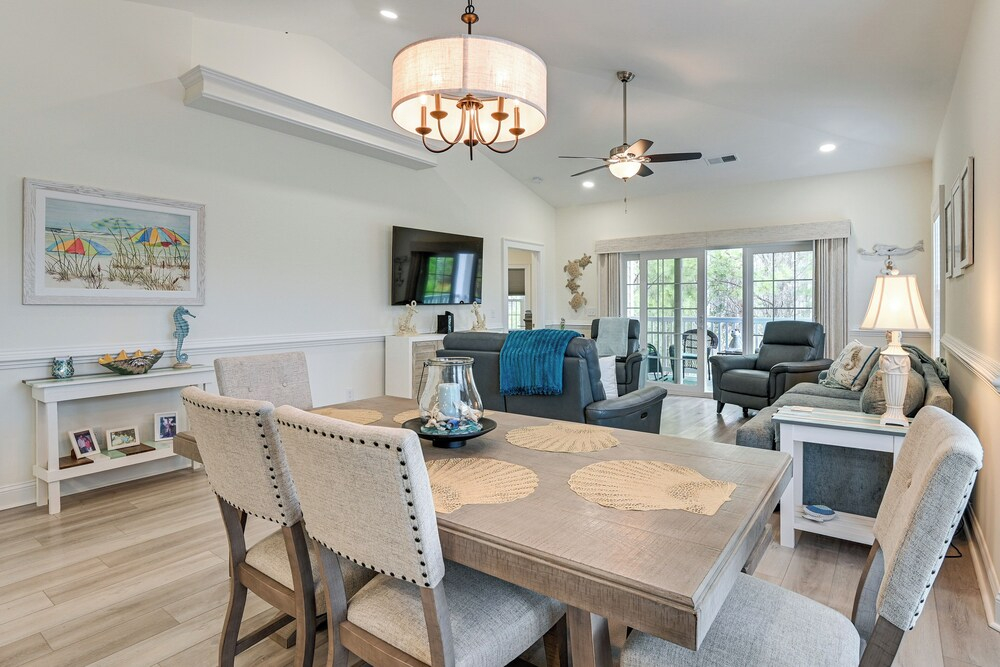 1 Mi to Beach! Sleek Golf & Pool Retreat