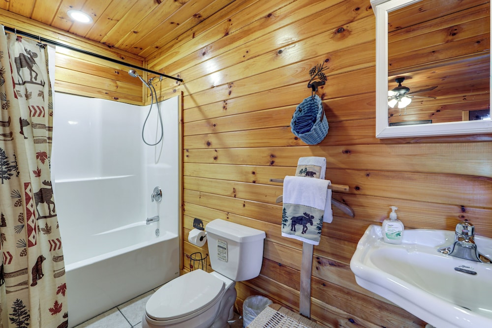 Mtn-view Getaway w/ Lake Access in Whittier!