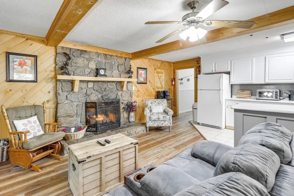 Ellijay Cottage w/ Creek Access & Private Hot Tub!