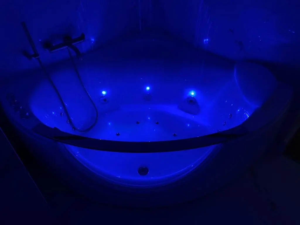 La Suite Royale (Adults Only)