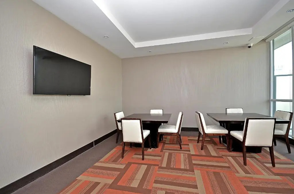 Royal Stays Furnished Apartments - Missisauga City Centre