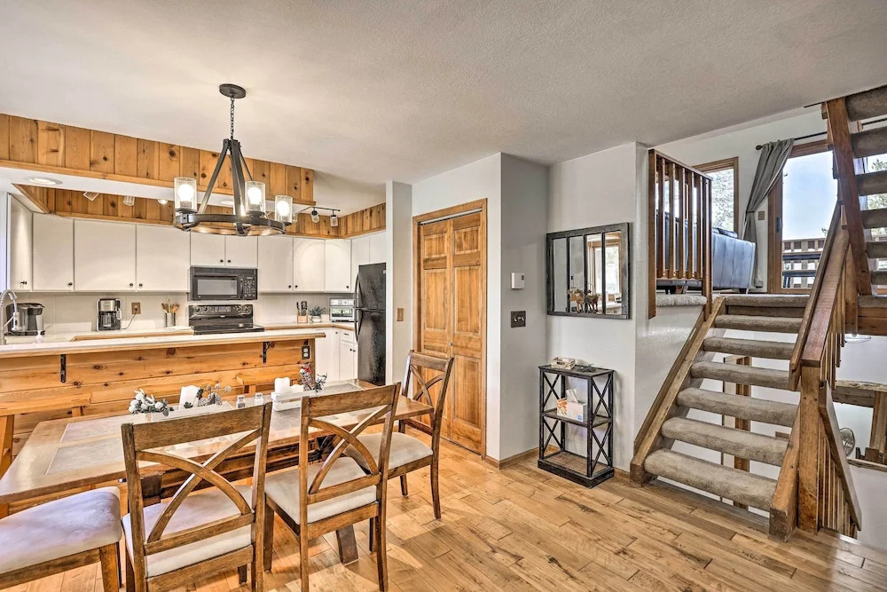 Sunny Alpine Escape w/ Hot Tub + Mountain Vistas!