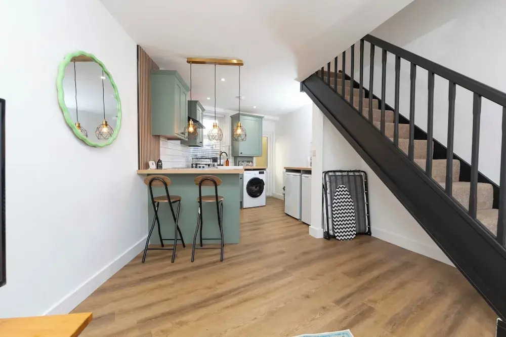 Cosy-cute Miner's Cottage on the Taff Trail