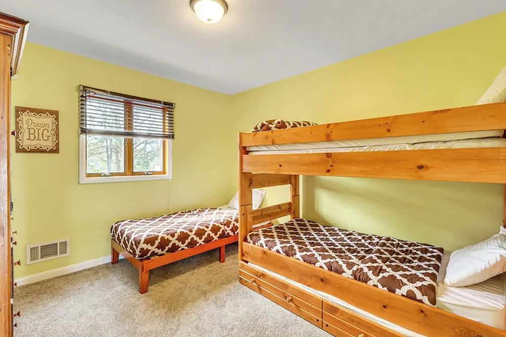 Pocono Retreat: Access to Community Lake & Beach!