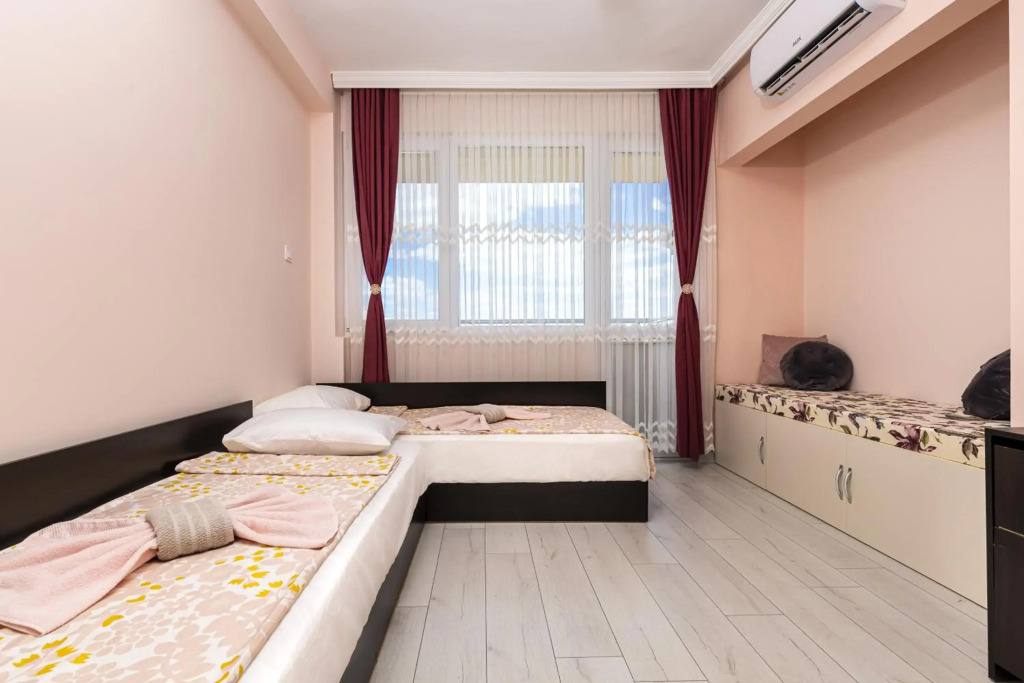 Bright Modern 2BD Apartment with Panoramic View