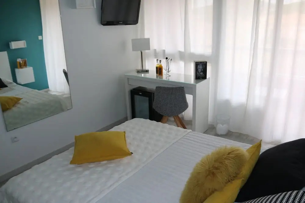 Rez de jardin OU 4e avec ascenseur- VELO - PISCINE -WIFI-Dans le Village naturiste-HOLIDAYSOCHIC