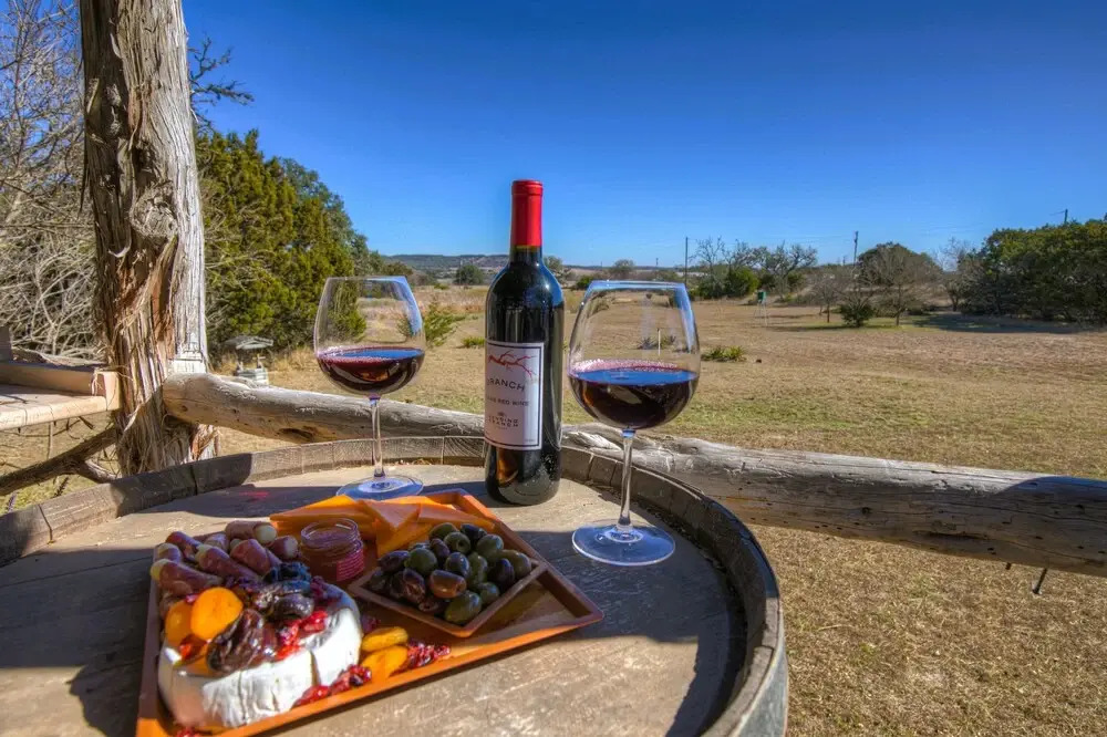 New! Gorgeous Hill Country Cabin Just Minutes From Main St!