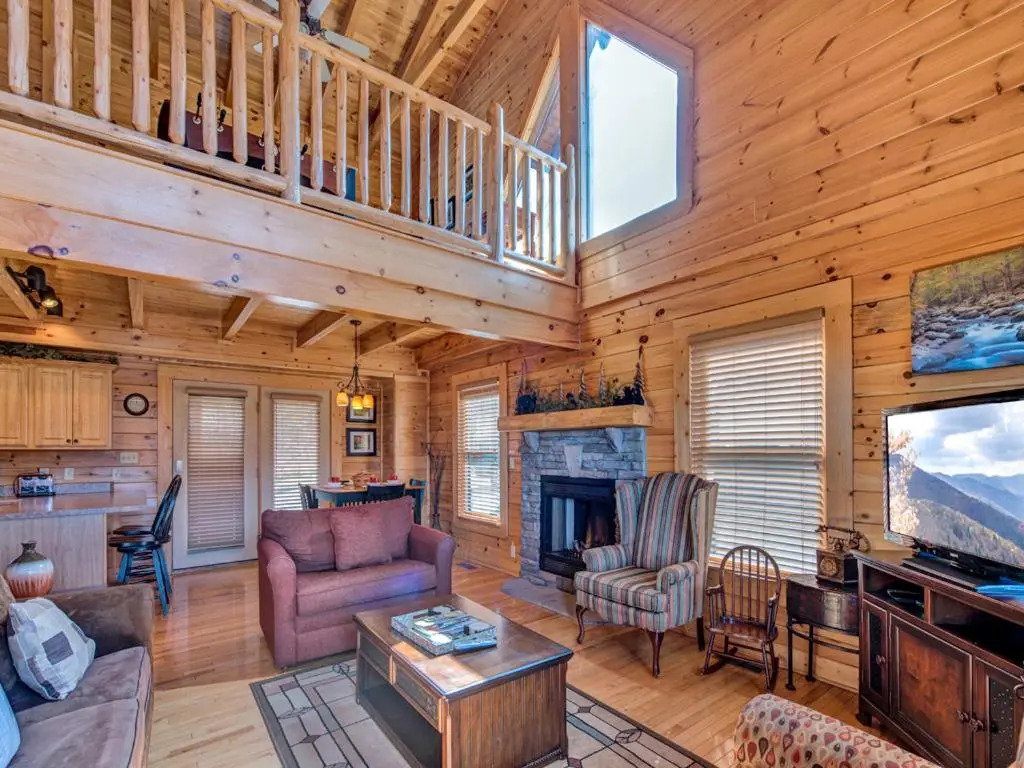 Misty Mountain Hideaway, 3 Bedrooms, Sleeps 10, Pool Access, WiFi