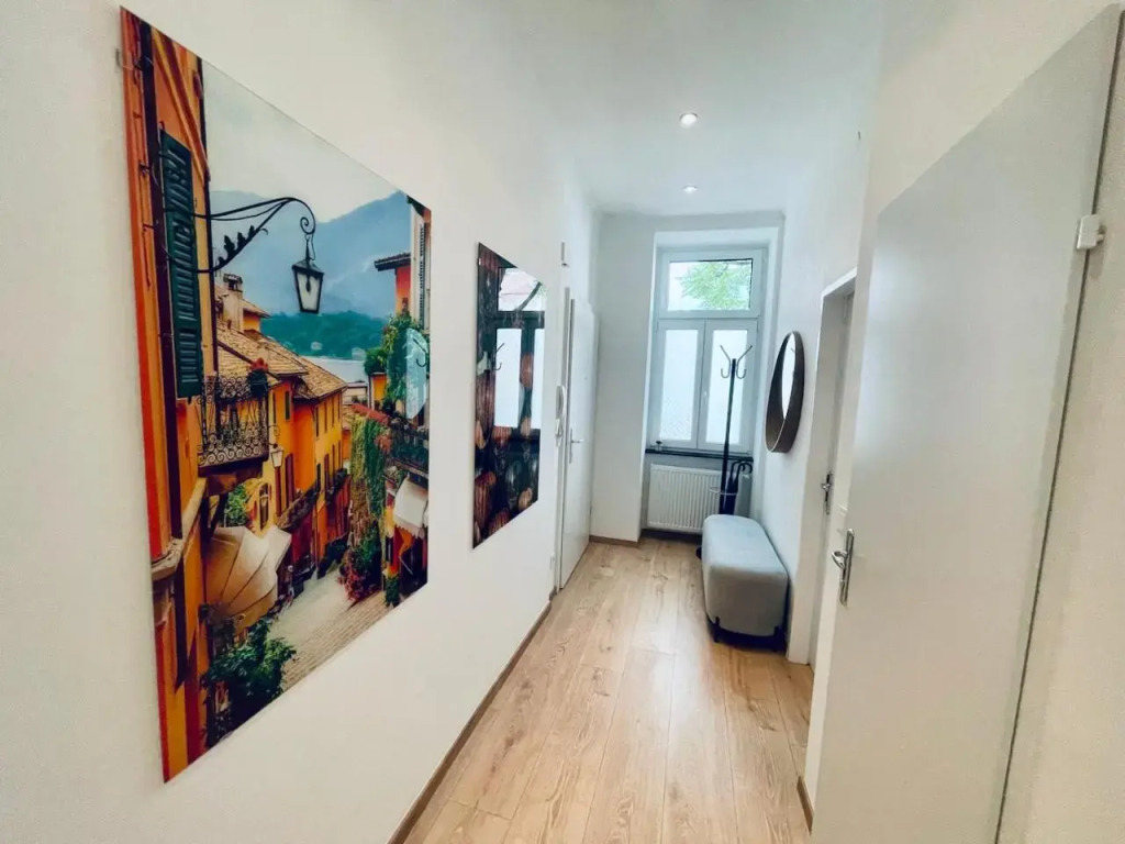 Colorful & Quiet Apartment in Beautiful Viennese Building