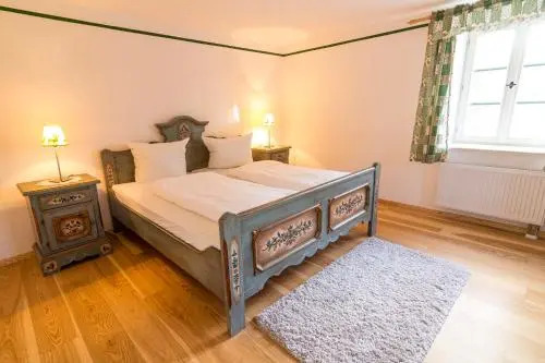 Wald Apartments bei Schlossgaststätte Hohenberg - Seeshaupt, südlicher Stanberger See, kostenfrei Parken, Ladestation für Auto und Fahrad, WLAN, Natur pur