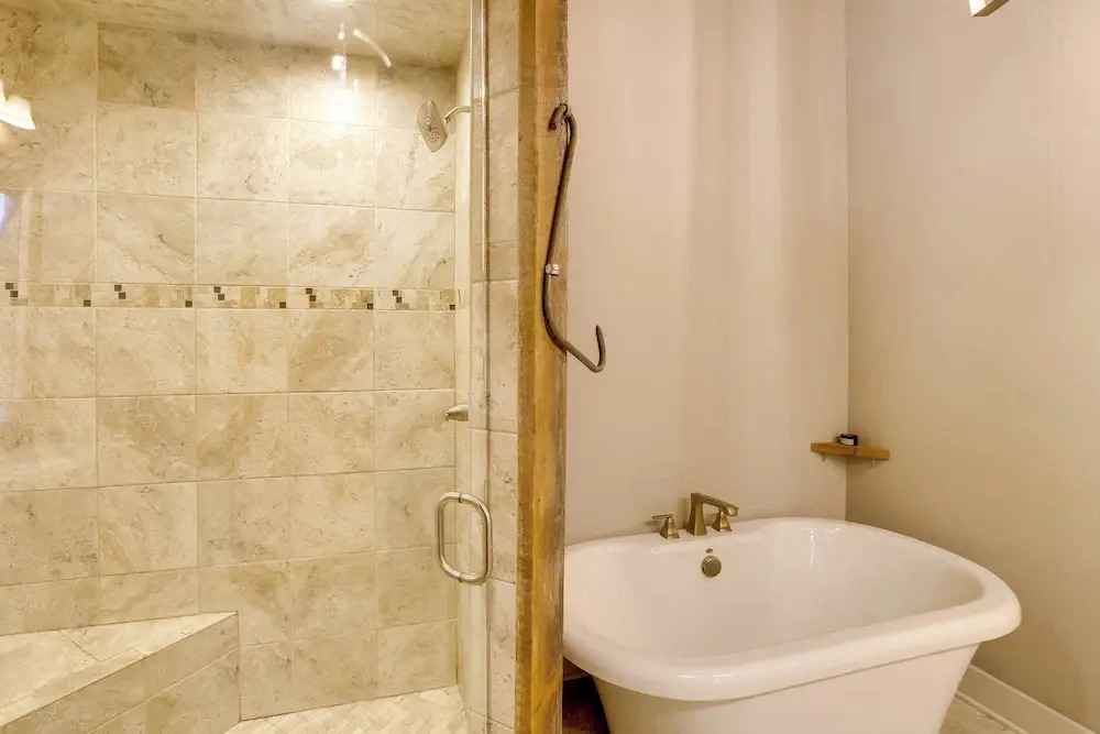 Dtwn Lynchburg Apt w/ Shared Deck: Pets Welcome!