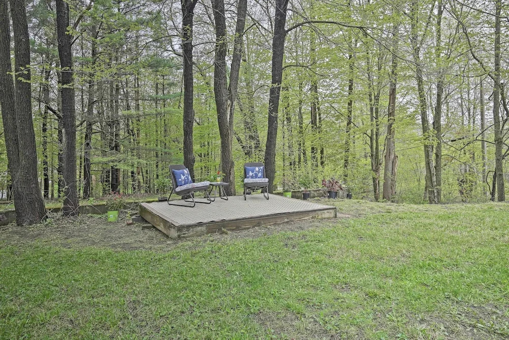 Beautiful Lenox Home, 3 Mi to Shakespeare & Co!
