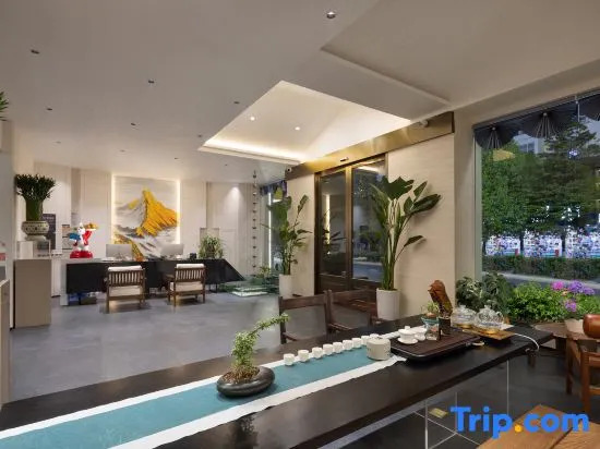 Zhuya Huating Hotel (the Old Town of Lijiang North Gate Waterwheel Store)