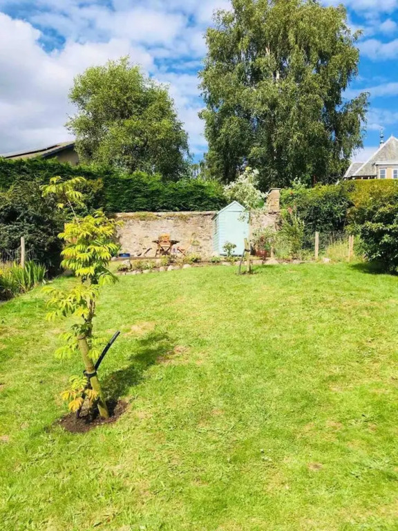 Ground Floor Apartment W/large Enclosed Garden