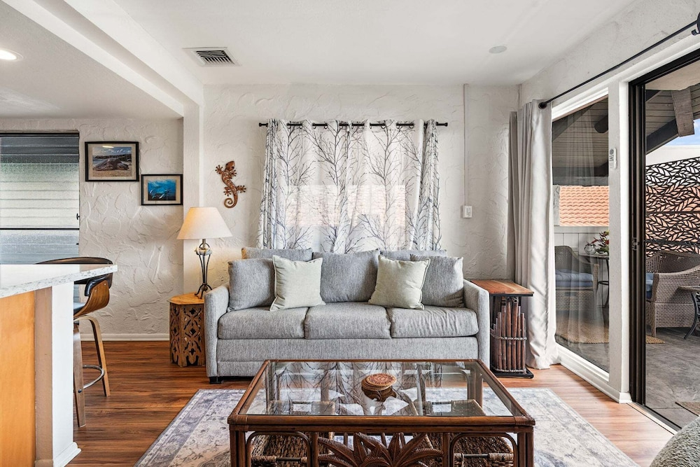 Kona Condo Near Downtown Partial Ocean View Central A/C Sleeps 4 - Vrkcv