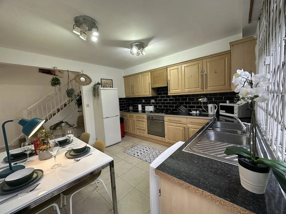 Gorgeous 4 Bedrooms, 5-baths House Central London
