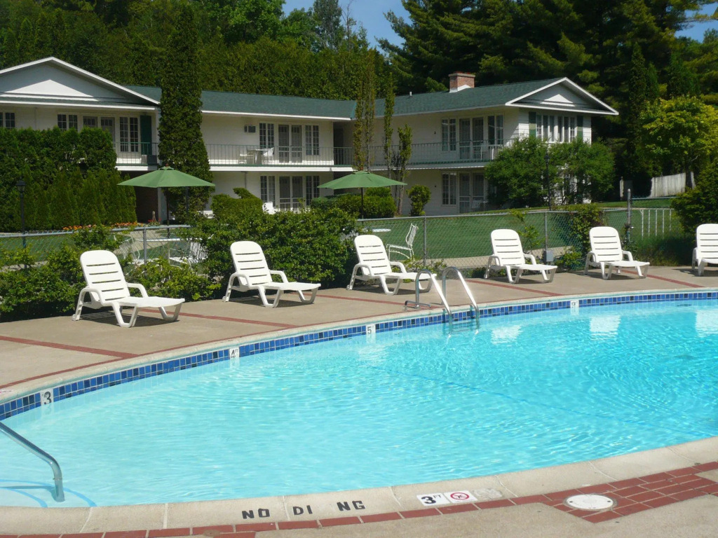 Colonial Inn Harbor Springs