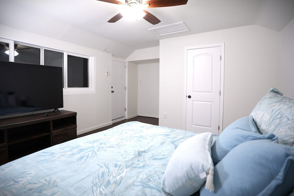 Designer decorated 6 bedroom 4 bath pool home