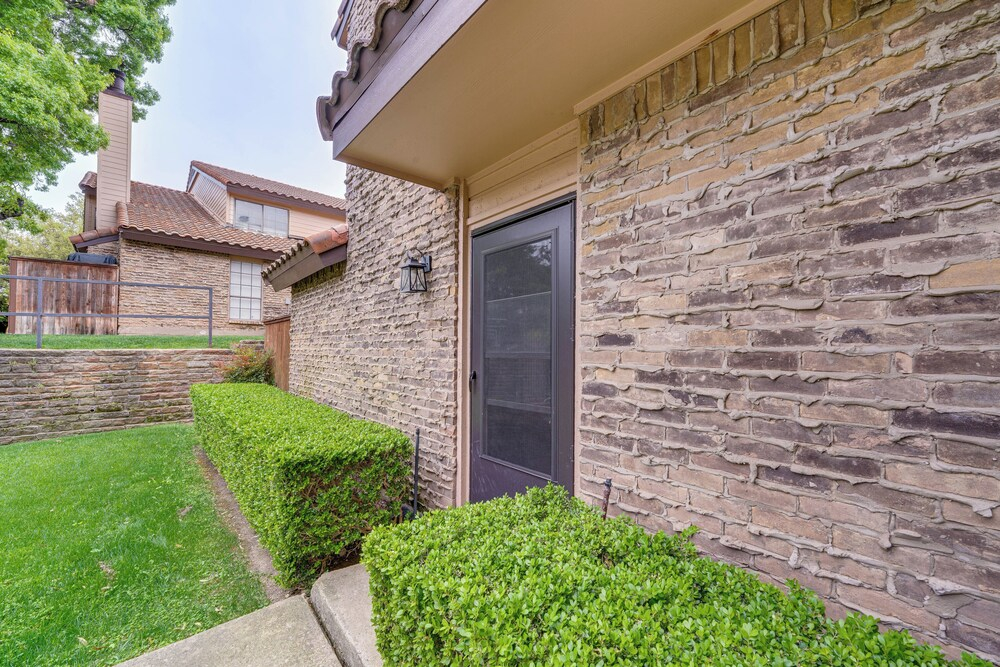 Near Expressways! Cozy Dallas Condo w/ Workspace