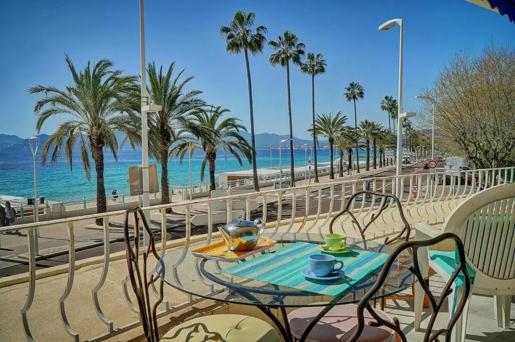 CHARMANT 2 PIECES AVEC TERRASSE VUE MER l! A1B120
