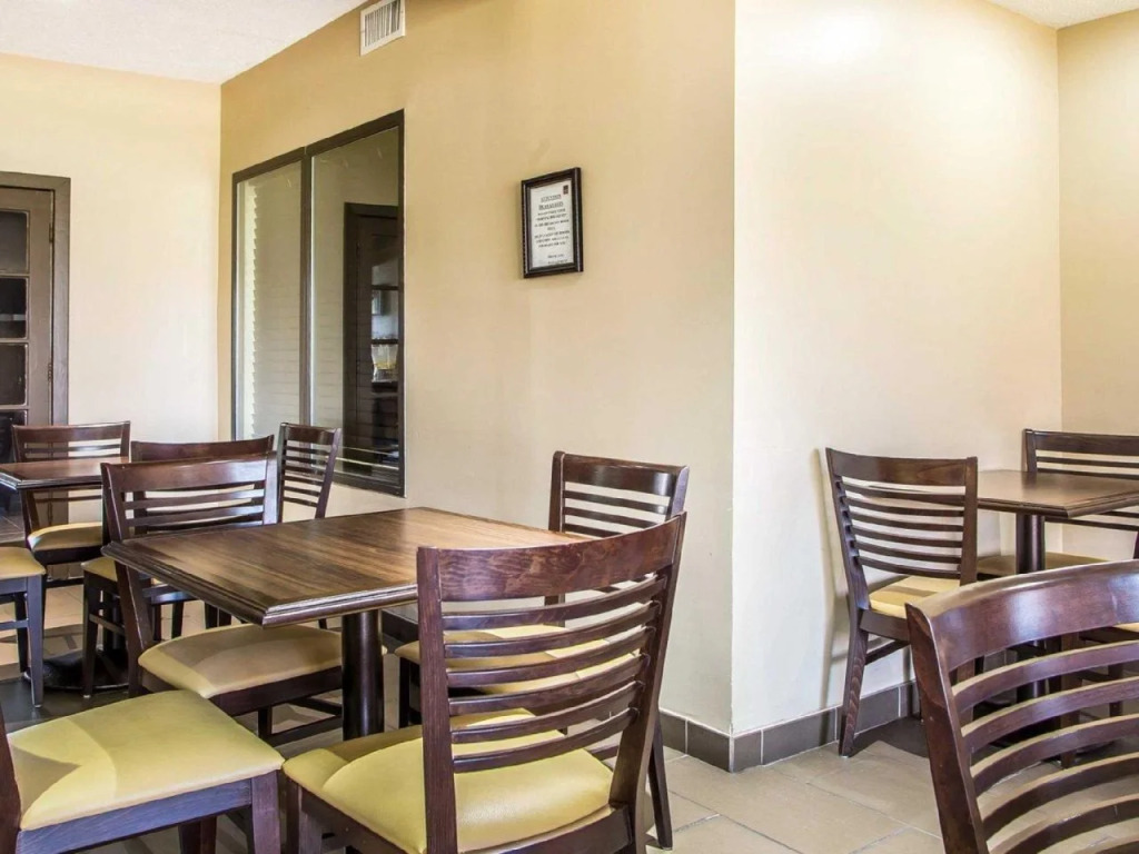 Comfort Suites near I-80 and I-94
