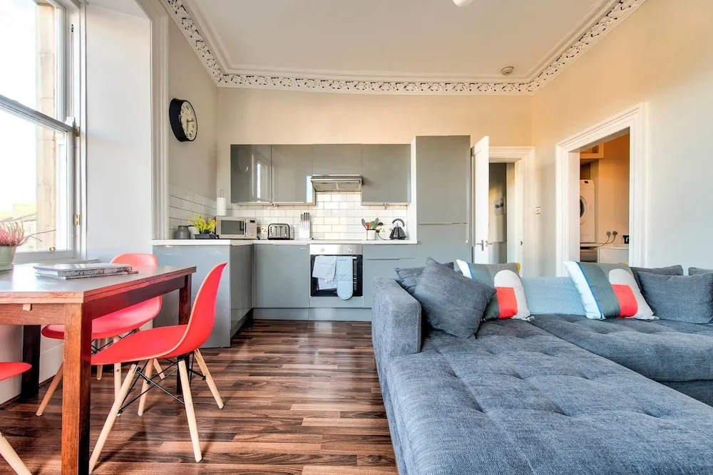 Spacious 2bd Apt Next to The Meadows/old Town
