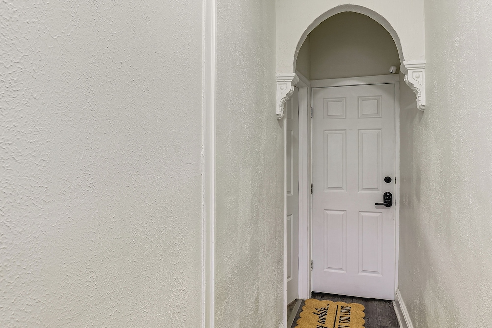 Walk to Patterson Park! Pet-friendly Townhome