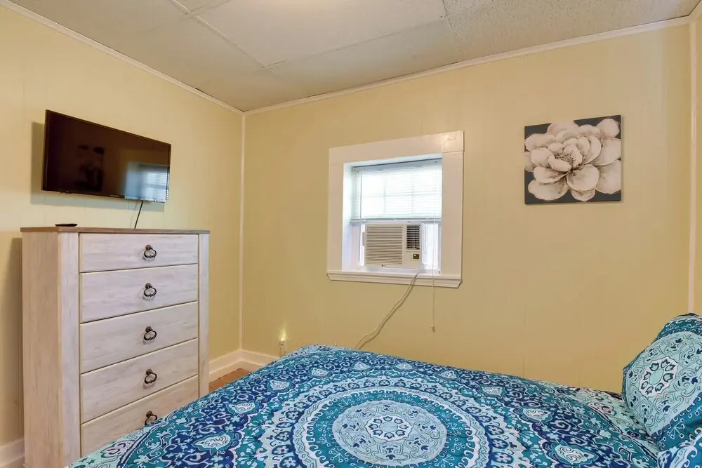 Deck & Shared Hot Tub: Apt 3 Mi to Dtwn Galveston!