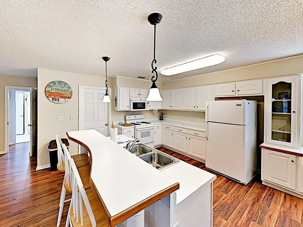 New Listing! Updated Coastal - Walk To Beach 4 Bedroom Home