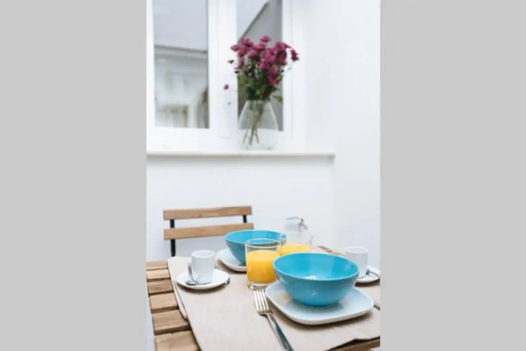 Hostly Sol 2bdr flat with patio in Seville center