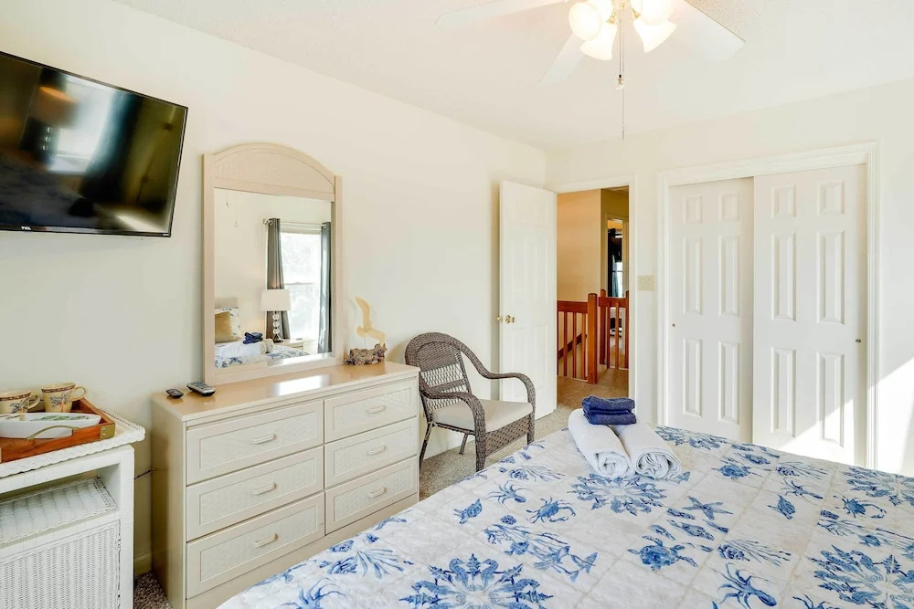 Hot Tub & Fire Pit: Outer Banks Family Getaway!